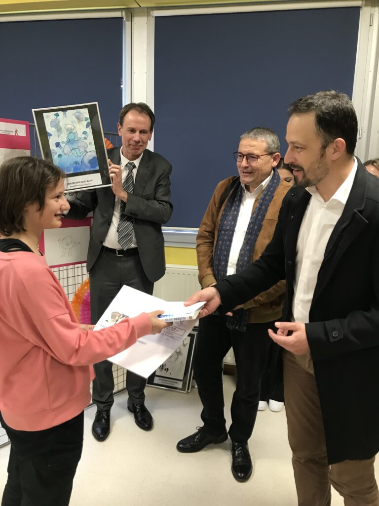 Photos d'élèves du lycée des métiers Philippe-Charles Goulden de Bischwiller présentant leurs œuvres