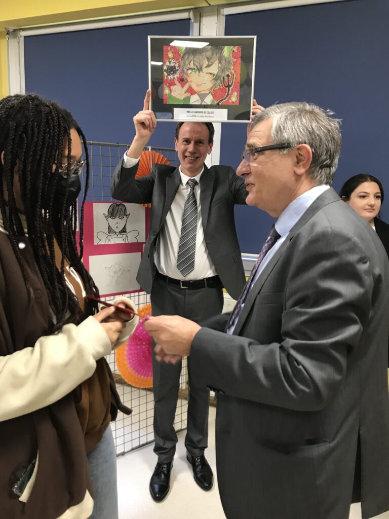 Photos d'élèves du lycée des métiers Charles-Philippe Goulden de Bischwiller présentant leurs œuvres