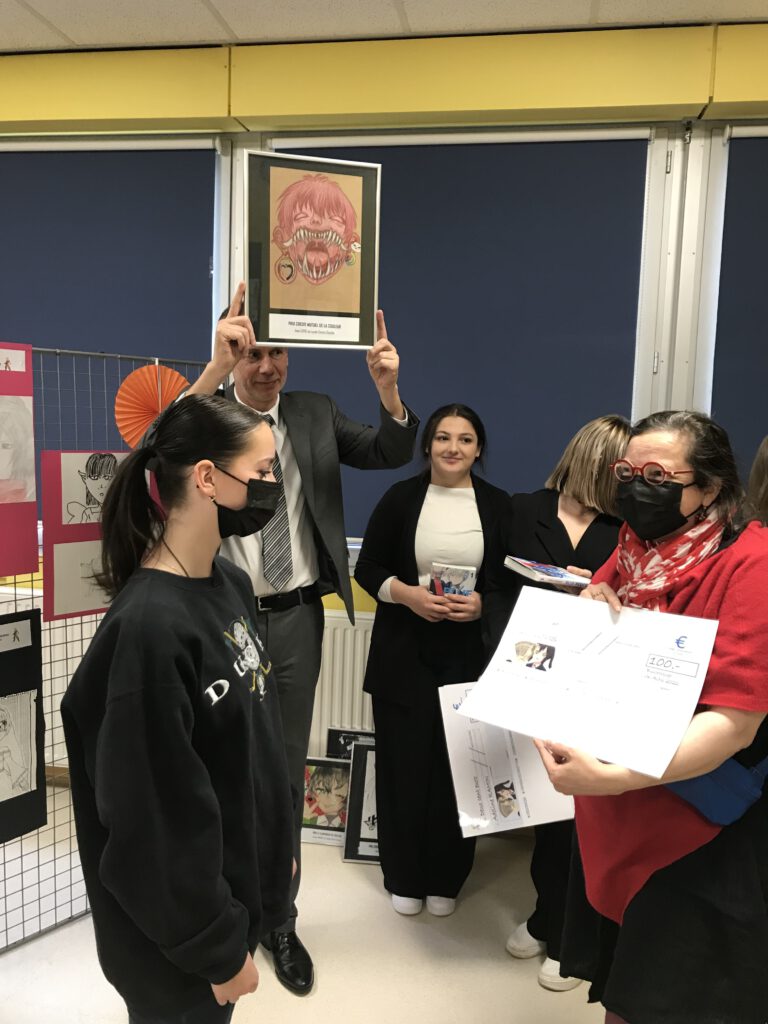 Photos d'élèves du lycée des métiers Charles-Philippe Goulden de Bischwiller présentant leurs œuvres