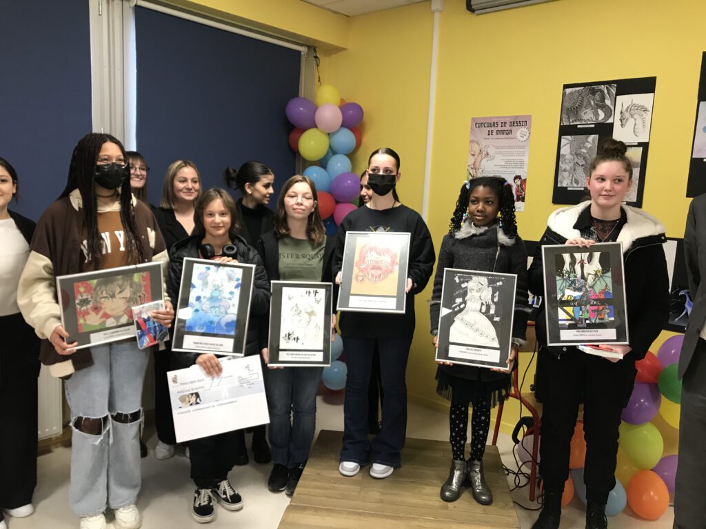 Photos d'élèves du lycée des métiers Charles-Philippe Goulden de Bischwiller présentant leurs œuvres
