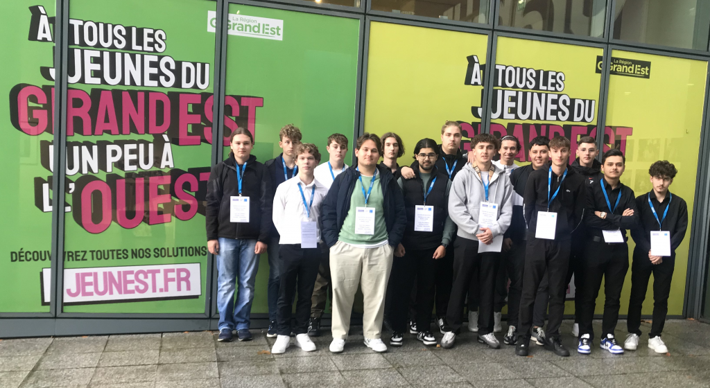 Les élèves de 1MELEC devant l’Hôtel de la Région