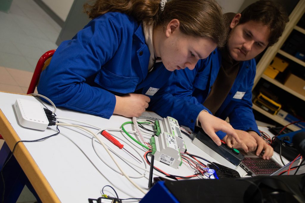 Les élèves de 1MELEC travaillent sur le projet de résidence Pro