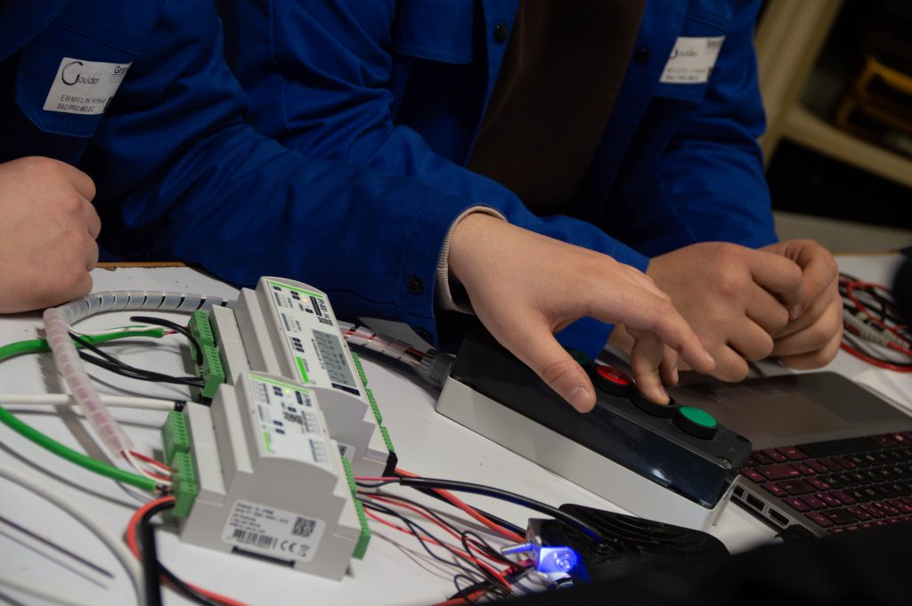 Les élèves de 1MELEC travaillent sur le projet de résidence Pro