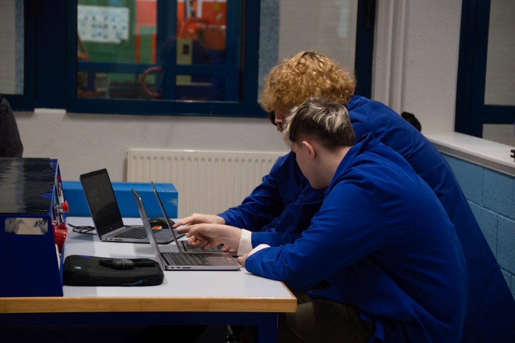 Les élèves de 1MELEC travaillent sur le projet de résidence Pro