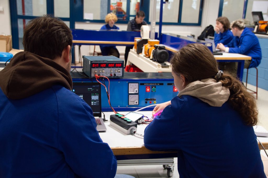 Les élèves de 1MELEC travaillent sur le projet de résidence Pro